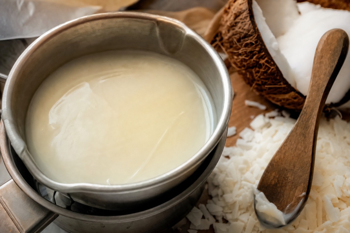 Cera vegetal espessa e cremosa, com flocos de coco e soja, pronta para ser vertida